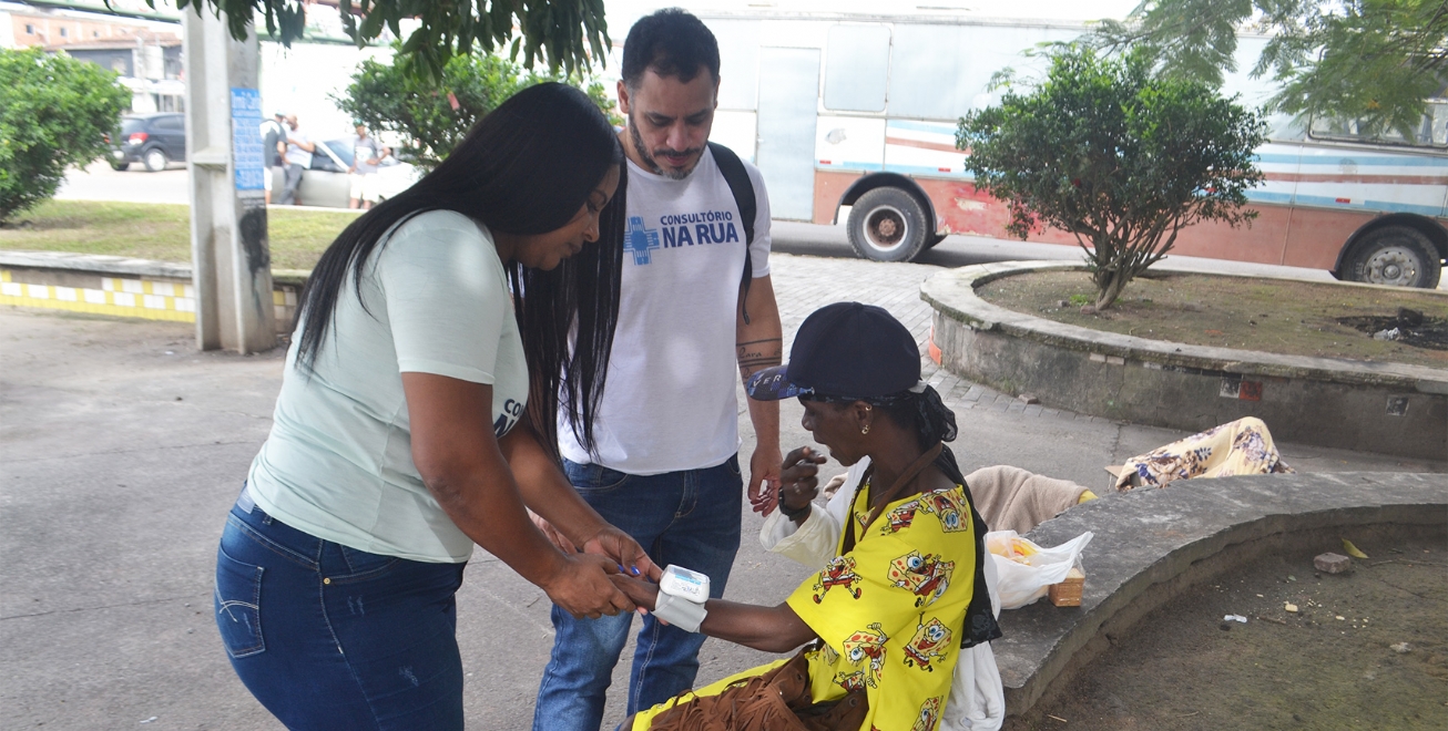 FEIRA DE SANTANA: Consultório na Rua leva serviços de saúde para pessoas em situação de vulnerabilidade
