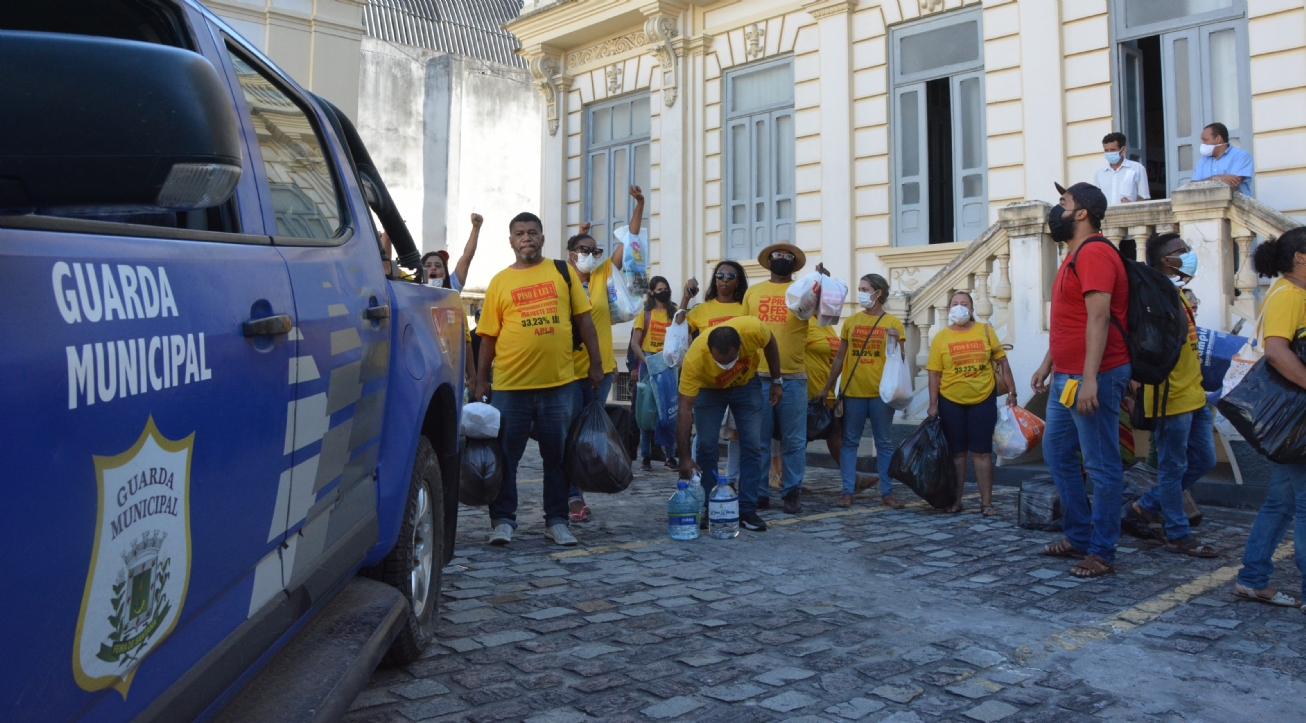 Feira de Santana: Manifestantes desocupam Paço Municipal