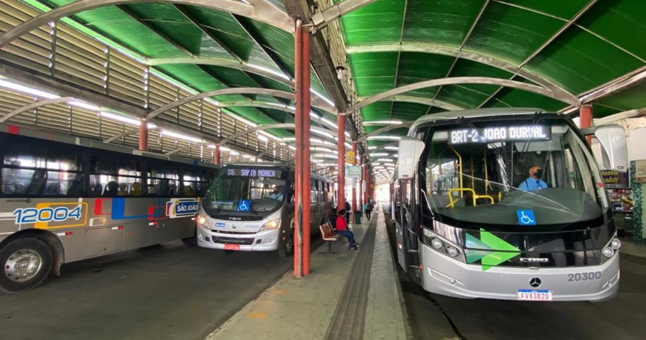 FEIRA DE SANTANA: Ônibus extras e vans reforçam o transporte público no São Pedro