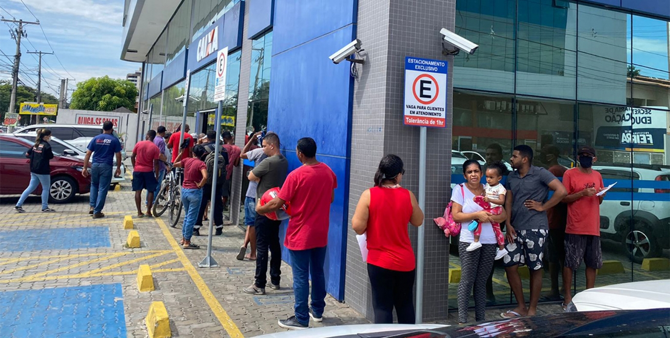 FEIRA DE SANTANA: Procon notifica agências bancárias para acabar com longas filas
