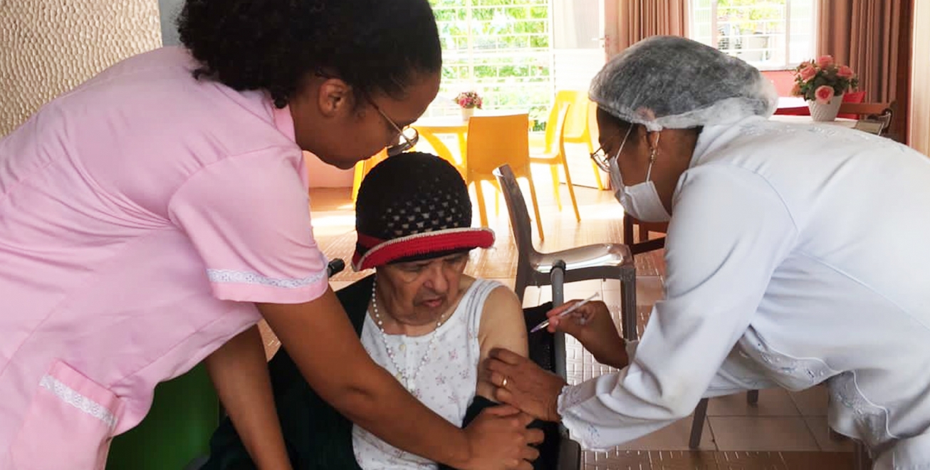 Feira inicia aplicação da vacina bivalente contra a Covid em idosos institucionalizados
