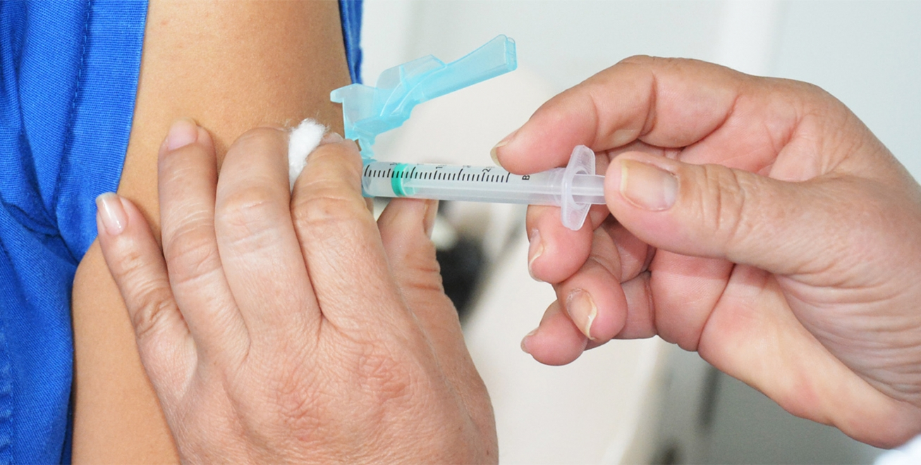 FEIRA DE SANTANA: Aplicação da vacina contra Covid-19 nas unidades de saúde nesta segunda-feira
