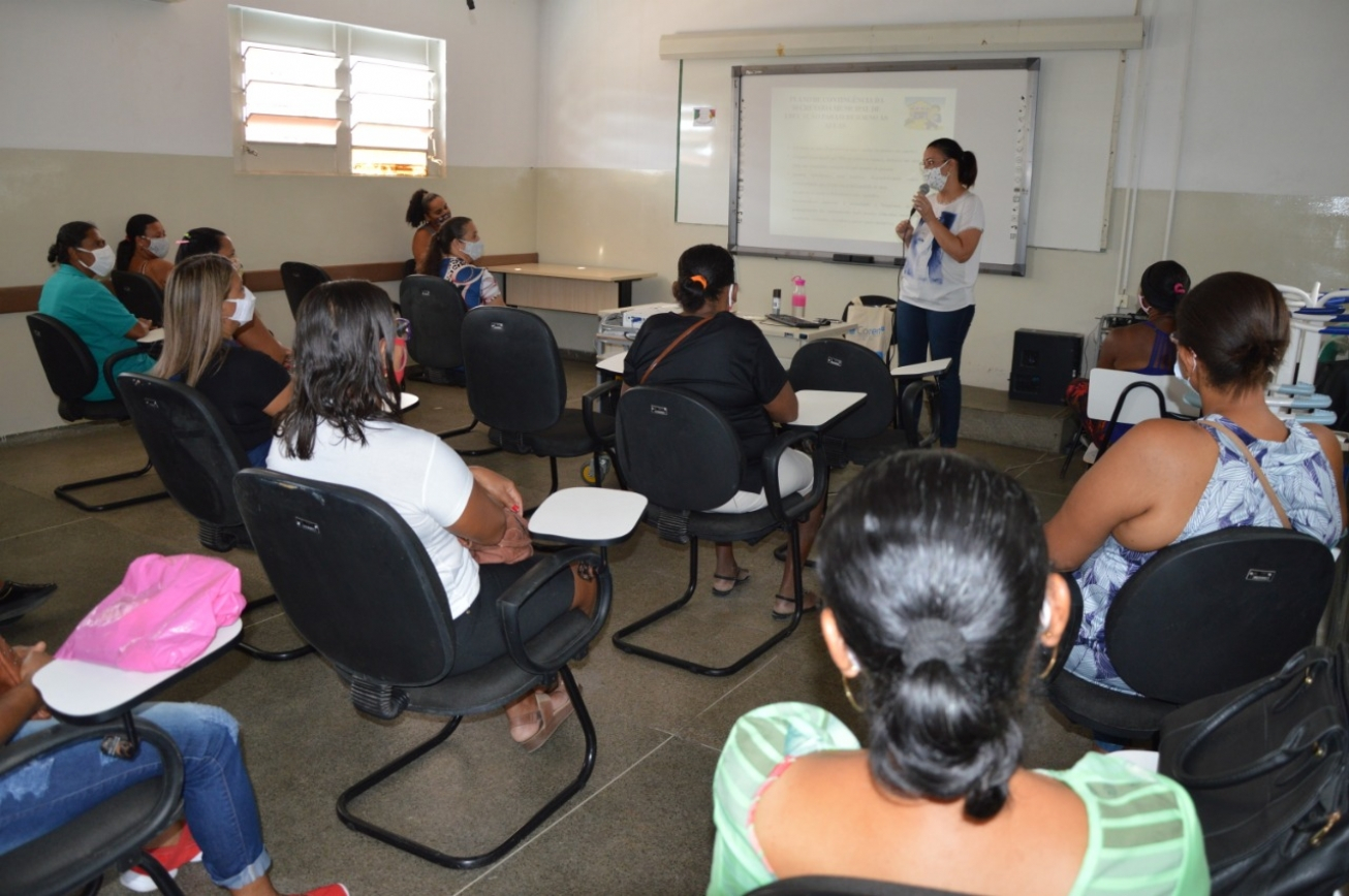 FEIRA DE SANTANA: Auxiliares de serviços gerais e merendeiras em capacitação de biossegurança para possível volta às aulas
