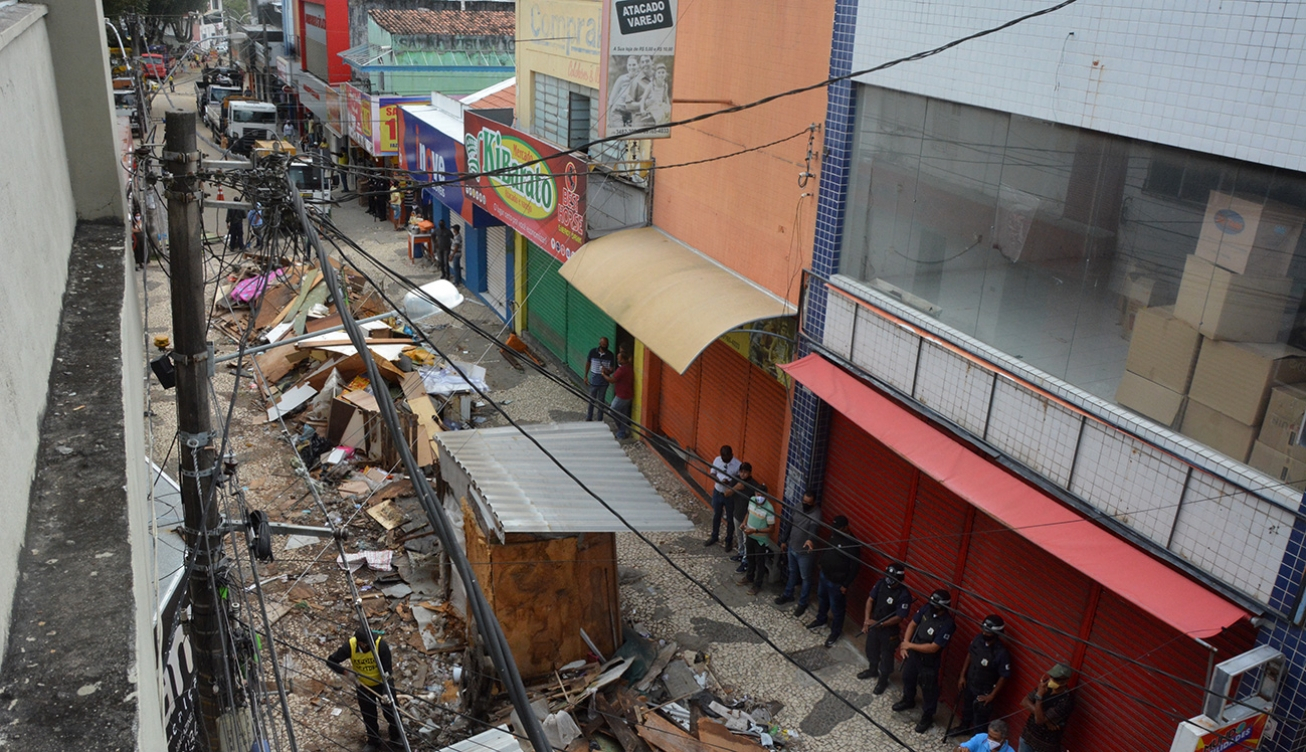 FEIRA DE SANTANA: Cerca de metade das barracas da Sales Barbosa já foi removida