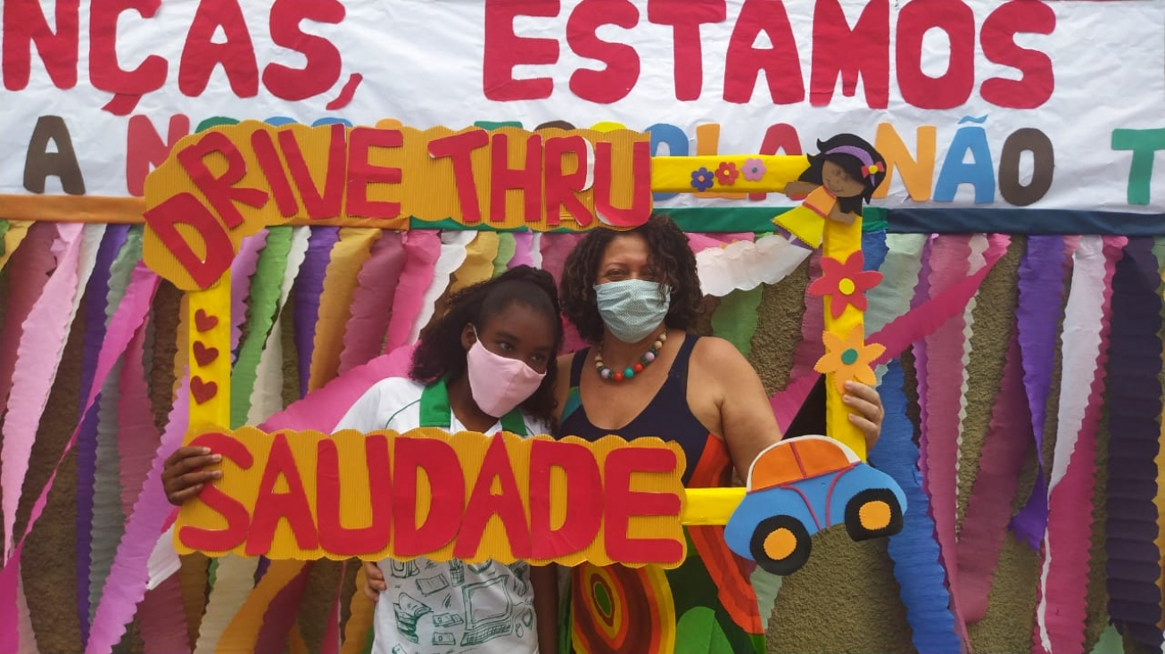 FEIRA DE SANTANA: Drive-thru e doação de brinquedos marcam Dia da Criança em escolas municipais