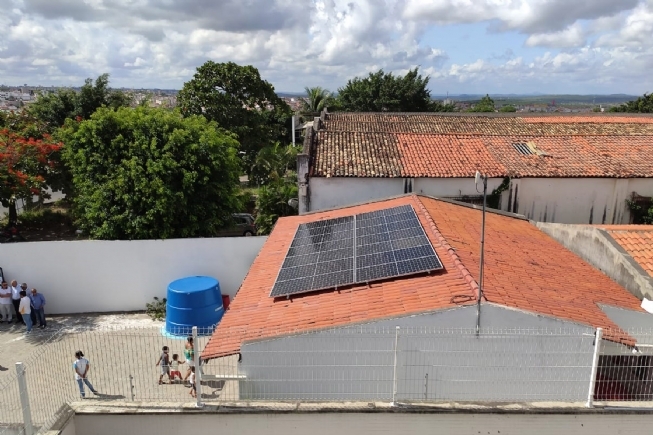 FEIRA DE SANTANA: Energia renovável e sustentável: CMEI Vanilda Barros ganha painéis de energia solar