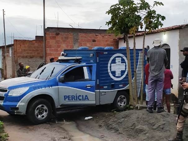 FEIRA DE SANTANA: Enteado e padrasto são mortos a tiros enquanto dormiam no bairro Papagaio