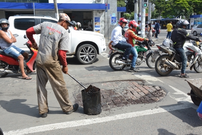 FEIRA DE SANTANA: Equipes da Prefeitura trabalham na recuperação do piso de ruas e avenidas
