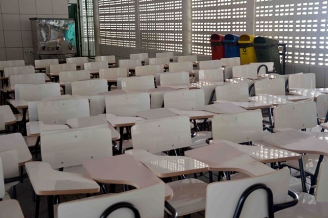 FEIRA DE SANTANA: Escola Rosa Maria Esperidião recebe duzentas novas carteiras universitárias