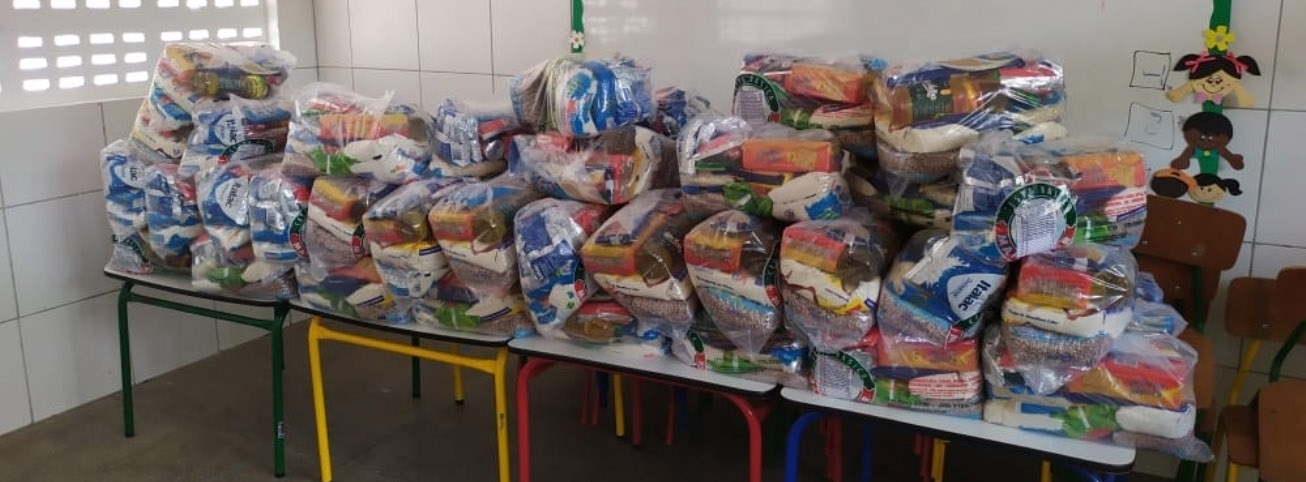 FEIRA DE SANTANA: Estudantes são beneficiados com redistribuição de kits alimentação