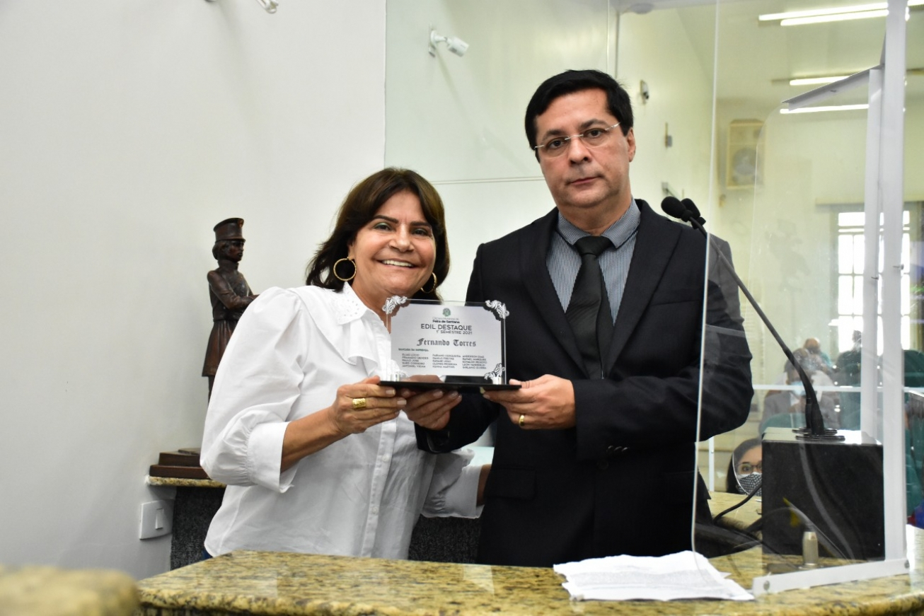 FEIRA DE SANTANA: Fernando Torres recebe placa em homenagem ao seu desempenho no Legislativo durante primeiro semestre