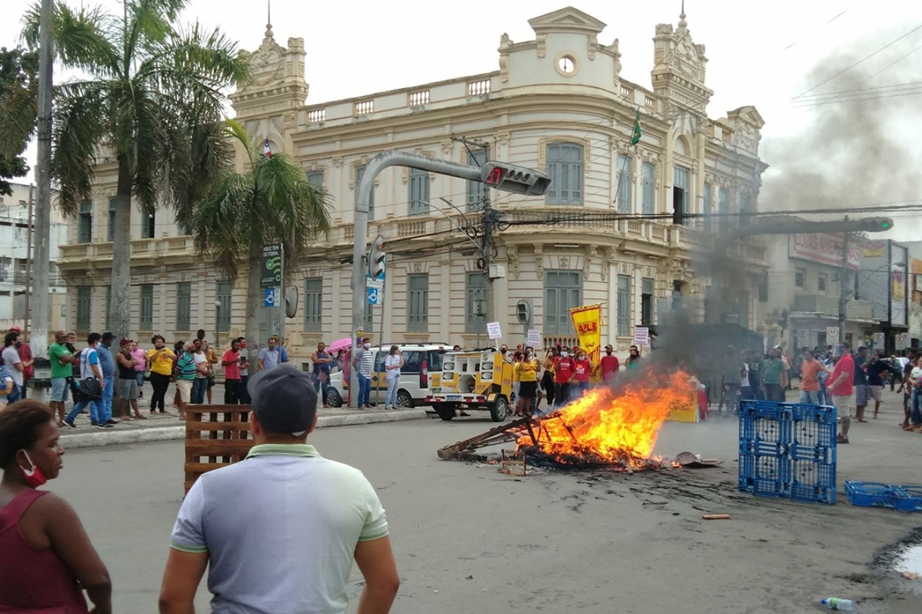 FEIRA DE SANTANA: Manifestantes causam transtornos, além de agressão e ameaça a profissional imprensa