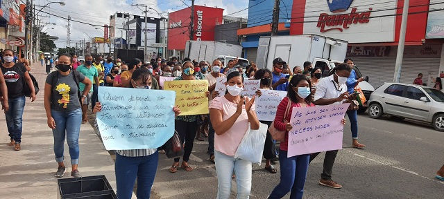 FEIRA DE SANTANA: Moradores da zona rural realizam manifestação contra a falta de transporte coletivo