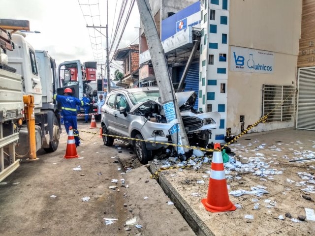 FEIRA DE SANTANA: Motorista passa mal ao volante e colide carro em poste na Avenida João Durval