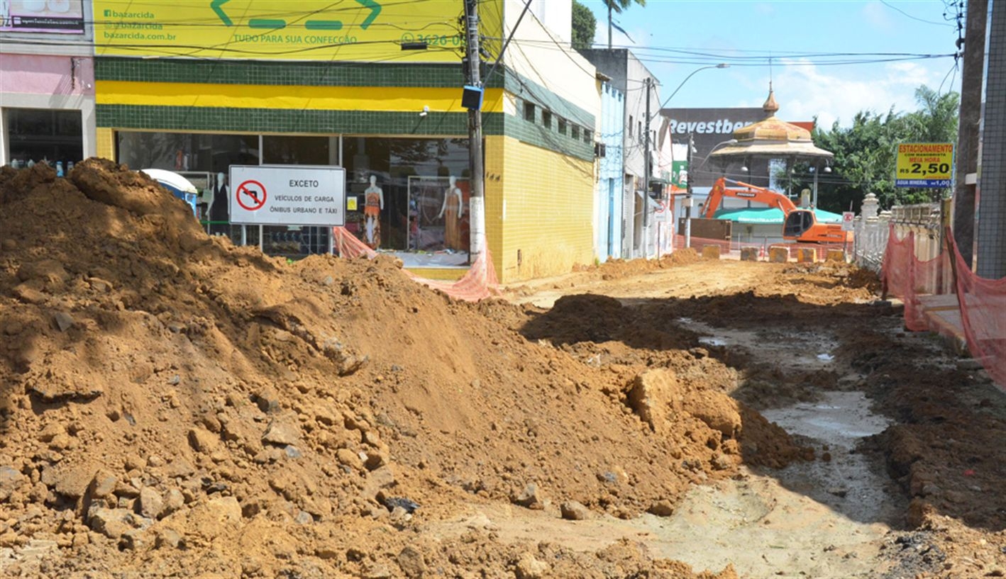 FEIRA DE SANTANA: Motoristas devem ficar atentos e evitar ruas com obras do projeto Novo Centro