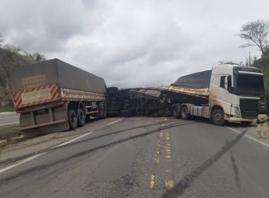 Feira de Santana: Parte de carreta tomba e veículo de carga fica atravessado na BR-116