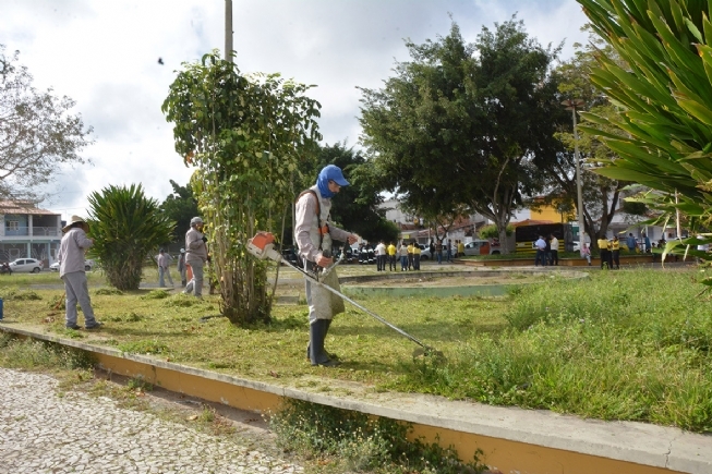FEIRA DE SANTANA: Praças e ruas do Parque Ipê recebem força tarefa do Governo Municipal