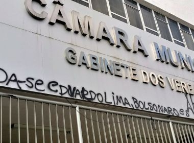Feira de Santana: Prédio da Câmara amanhece pichado após título aprovado para Bolsonaro