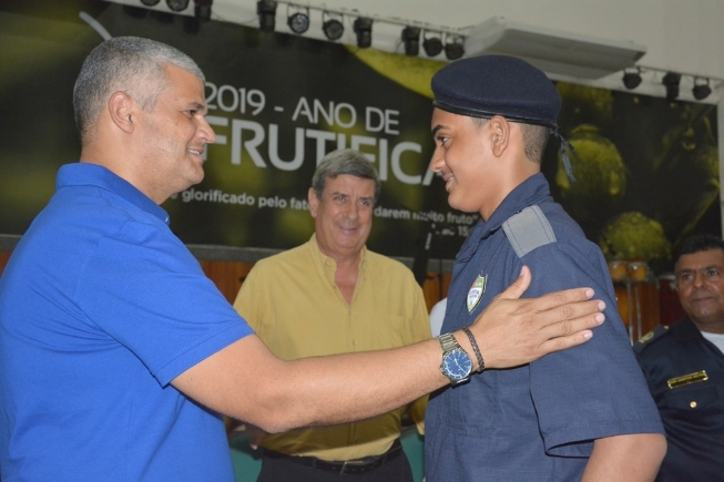 FEIRA DE SANTANA: Prefeito Colbert entrega fardamento a duzentos aspirantes da Guarda Mirim