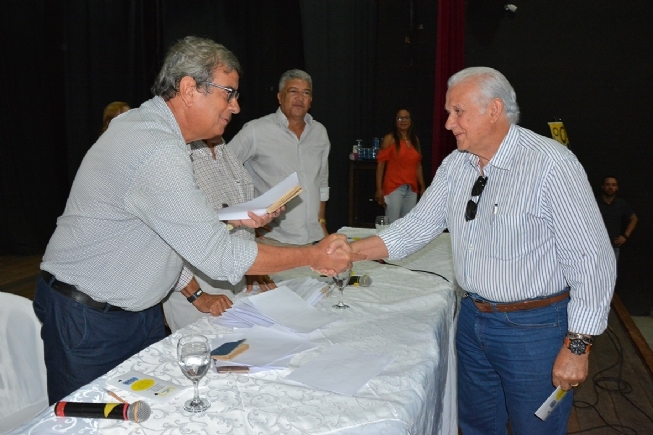 FEIRA DE SANTANA: Prefeito Colbert Filho preside solenidade de aposentadoria de setenta servidores públicos municipais