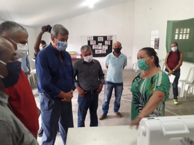 FEIRA DE SANTANA: Prefeitura fornece equipamentos para associação produzir máscaras para a comunidade na zona rural