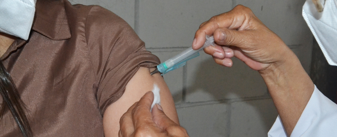 FEIRA DE SANTANA: Reduziu para 57 anos vacinação de trabalhadores da Educação e pessoas com comorbidades