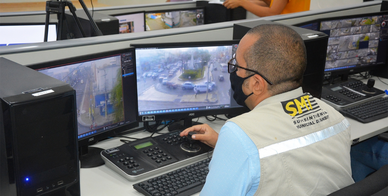 FEIRA DE SANTANA: Ruas e avenidas recebem placas de sinalização antes do monitoramento por câmeras