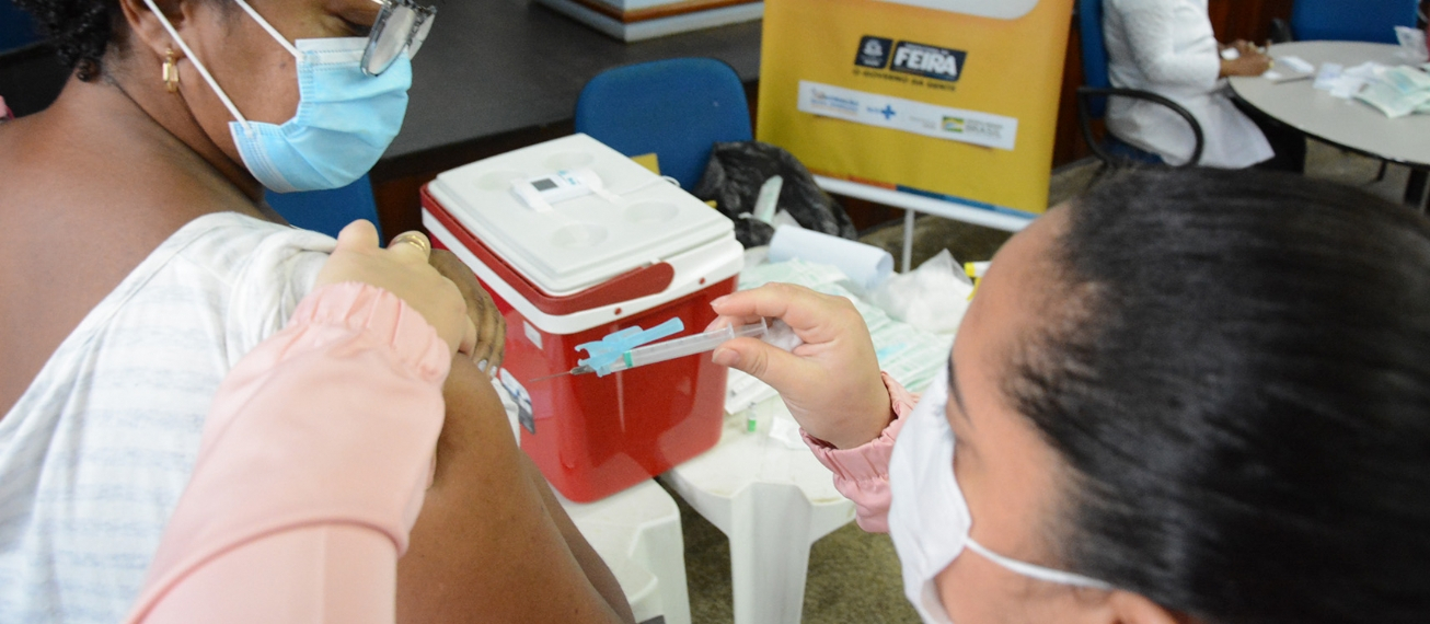 FEIRA DE SANTANA: Vacinação contra a COVID-19 segue nesta segunda-feira