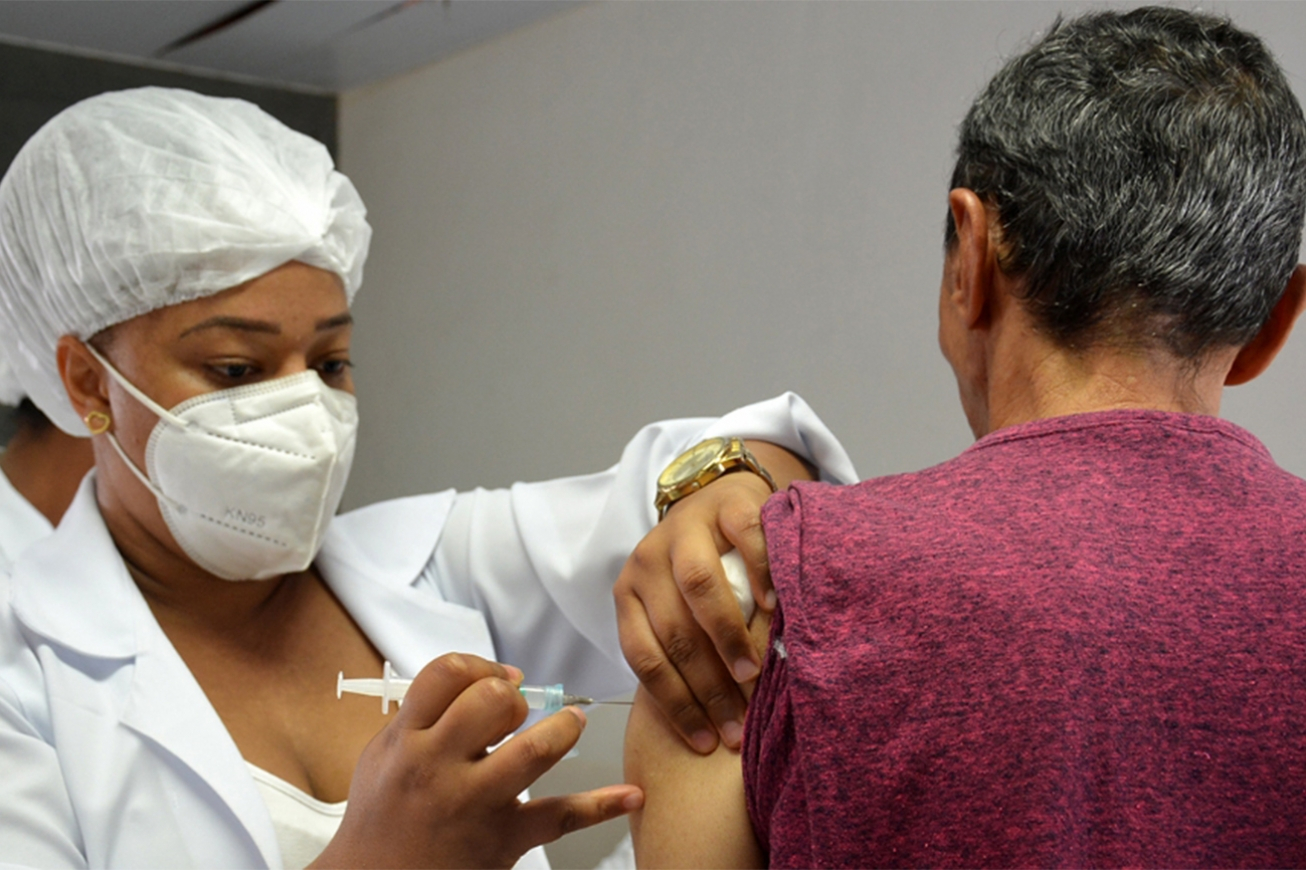 FEIRA DE SANTANA: Vacinação contra a Covid no Shopping Popular e nas unidades de saúde nesta sexta