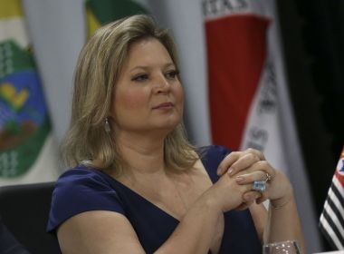 Flávio, Carlos e Eduardo têm rede de fake news com 1.500 perfis, diz Joice
