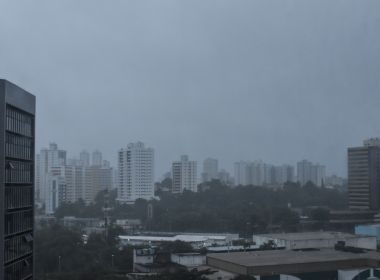 Frente fria chega em Salvador com chuva intensa e ventos fortes