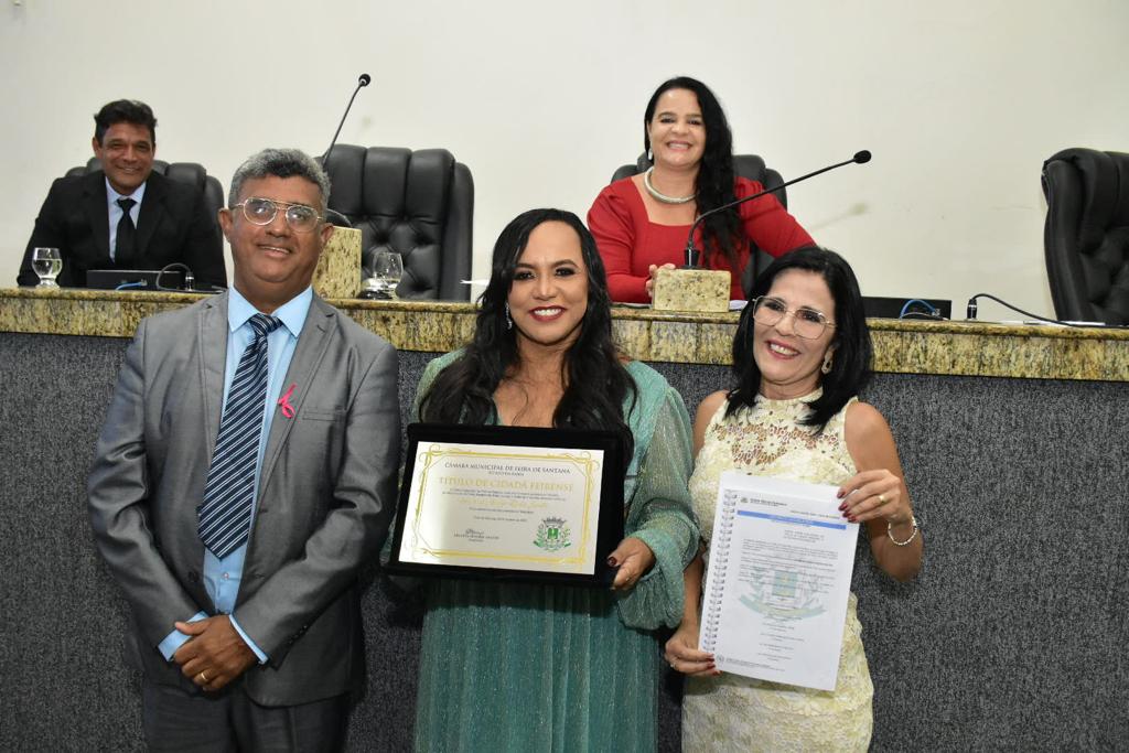 Fundadora da Escola Criativa, Viviane Araújo é homenageada com Título de Cidadã Feirense e Comenda Maria Quitéria
