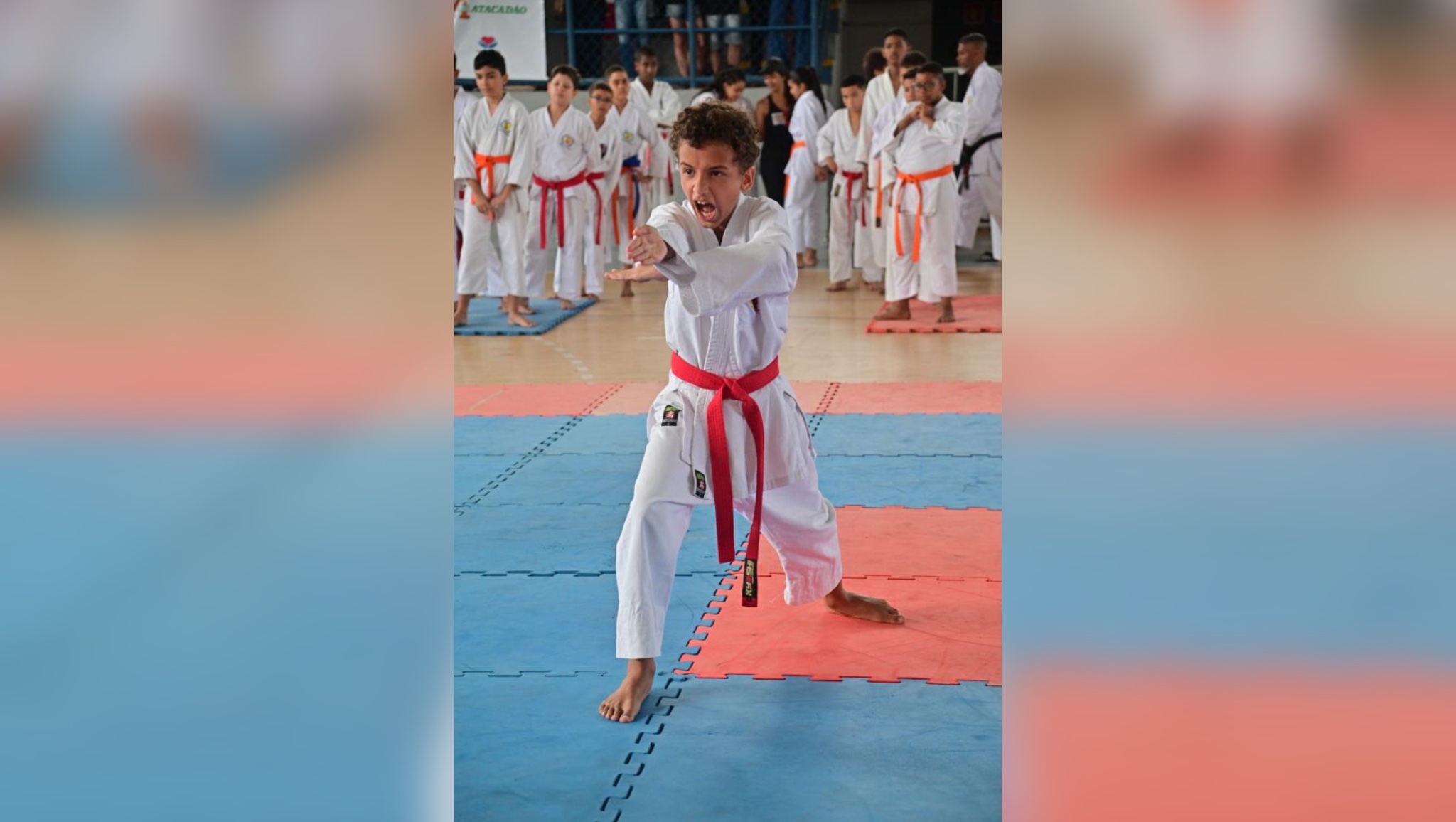 Garoto karateca da Bahia conta com a ajuda de amigos e parceiros para custear viagem para campeonato mundial no Japão