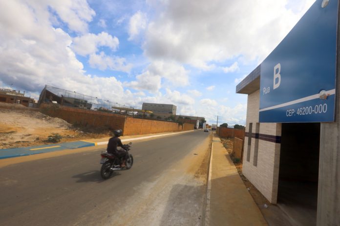 Governador inaugura obras em Condeúba e assina projeto de infraestrutura