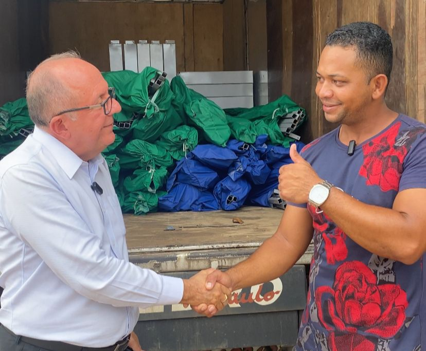 Governador Mangabeira recebe barracas para feira itinerante fruto de emenda