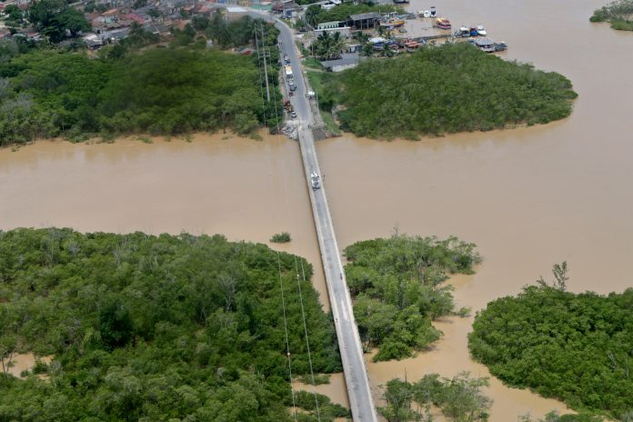 Governador anuncia auxílio a vítimas das enchentes na Bahia