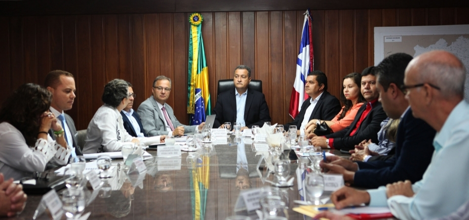 Governador reúne prefeitos e discute eficiência na gestão das policlínicas regionais