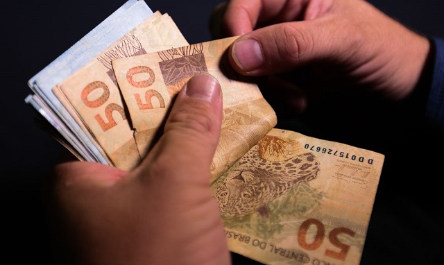 Governo aumenta para R$ 1.088 previsão para salário mínimo em 2021