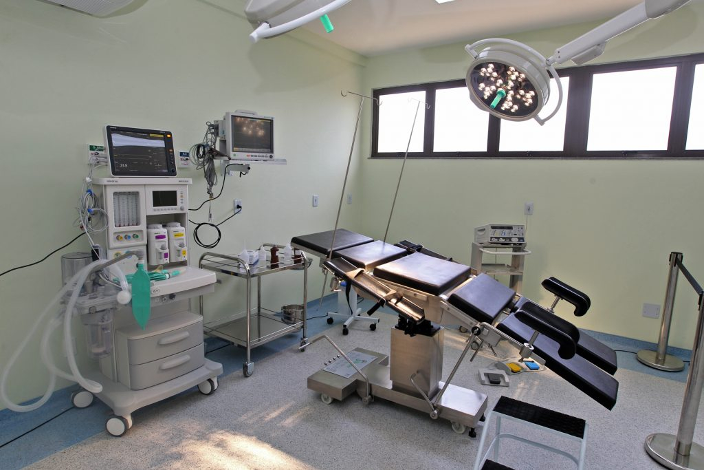 Governo do Estado entrega novos equipamentos para centro cirúrgico do Hospital Municipal de Dias D’Ávila