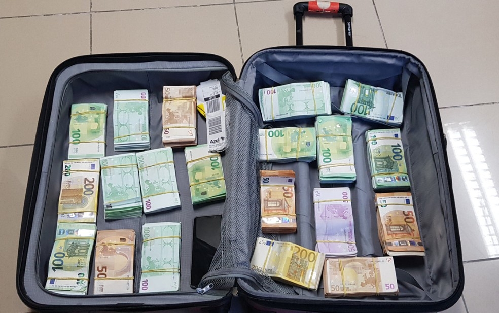 Homem é flagrado com 400 mil euros na mala, no Aeroporto