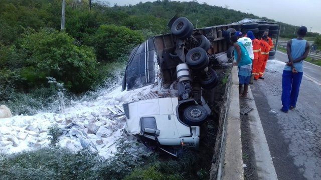 Homem morre em acidente de caminhão na BR-116 Sul, em Feira de Santana