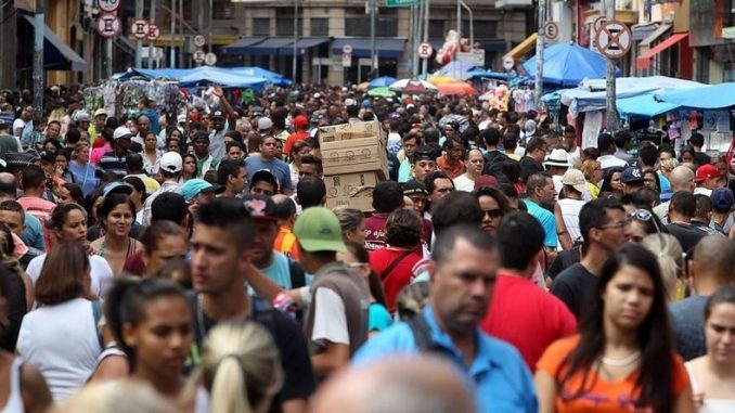 IBGE: População brasileira ultrapassa 210 milhões de habitantes