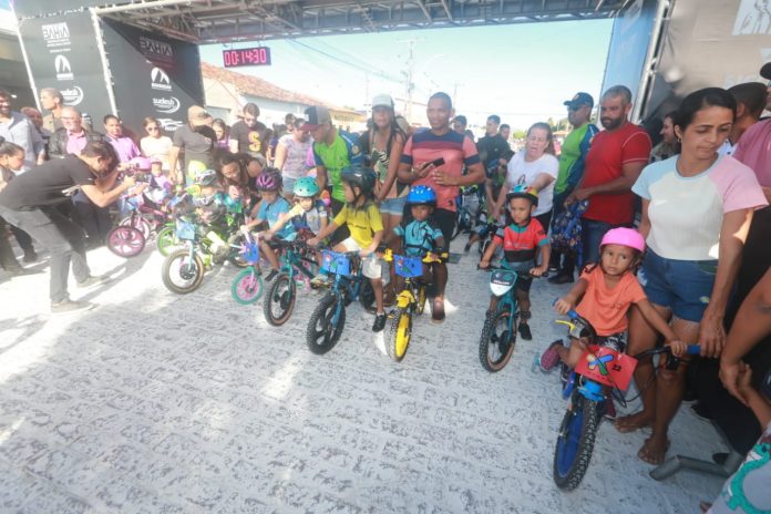 Jerônimo autoriza obra de infraestrutura em Santa Teresinha e acompanha tradicional desafio ciclístico