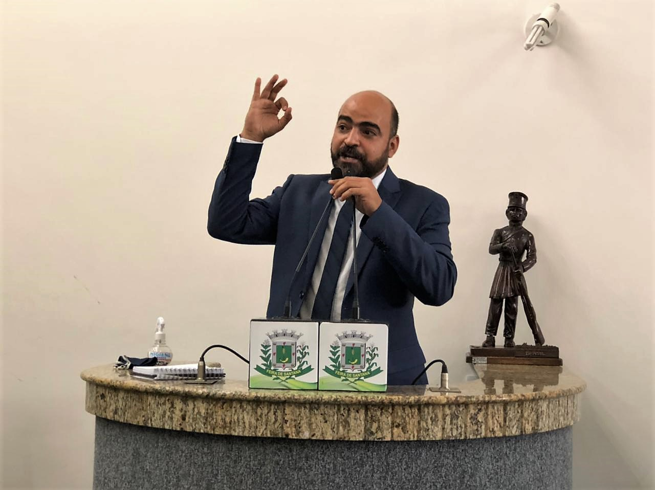 Jhonatas Monteiro não se preocupa com educação verdadeiramente, afirma Pedro Américo em discurso na Câmara