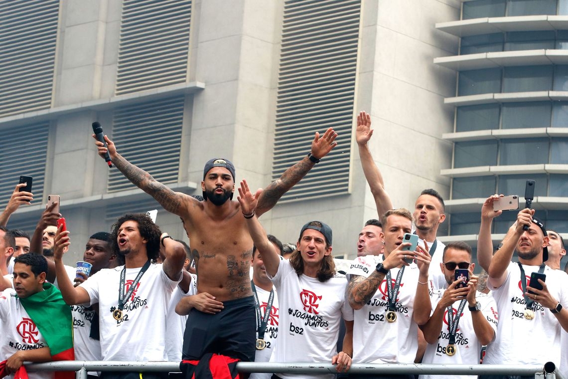 Jogadores do Flamengo chegam ao Rio em clima de festa