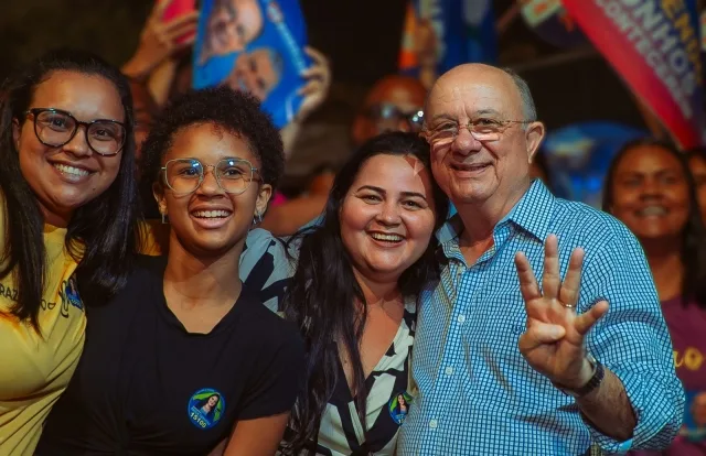 José Ronaldo diz que vai gerar mais empregos durante caminhada na Rua Nova