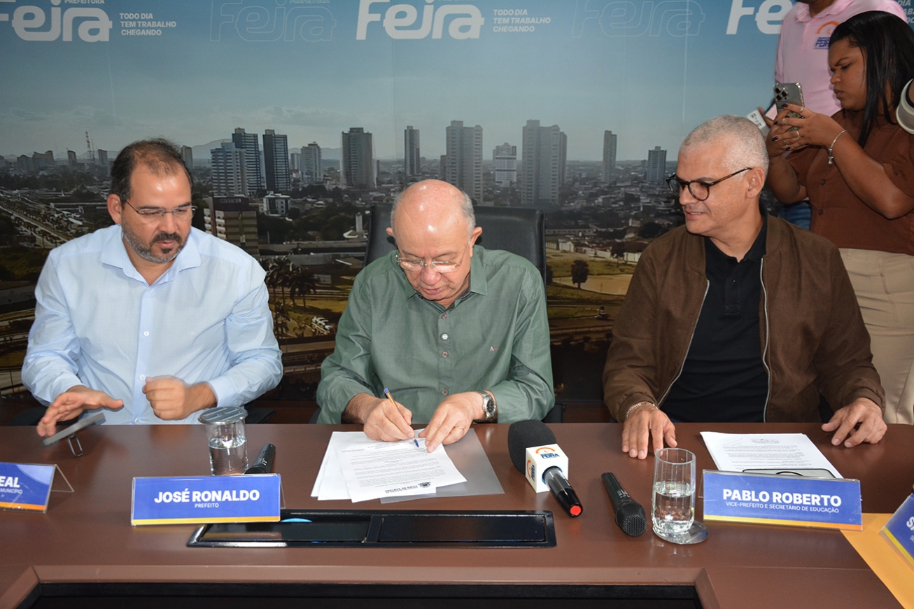 José Ronaldo sanciona leis implementando políticas de valorização da educação municipal