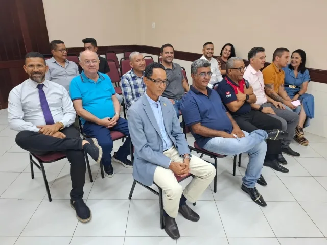 José Ronaldo se reúne com vereadores para debater presidência da Câmara Municipal em 2025