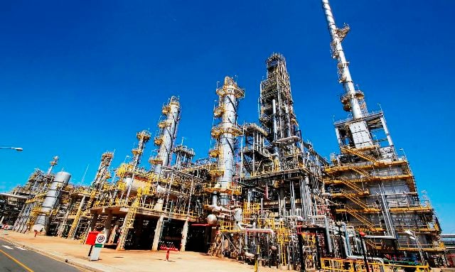 Ministro diz que Petrobras deve readquirir refinarias privatizadas