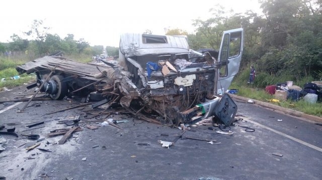 Acidente envolvendo vários veículos deixa mortos e feridos em Minas